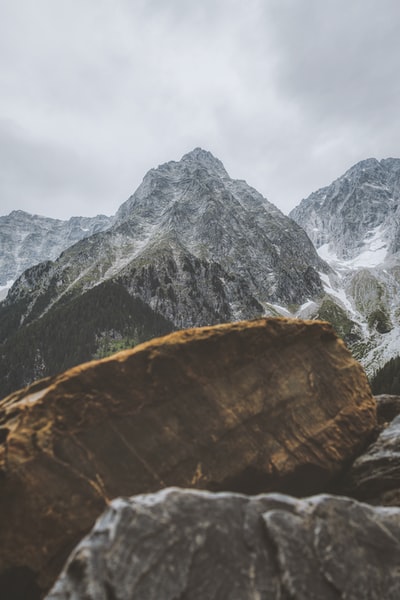 灰色岩层
